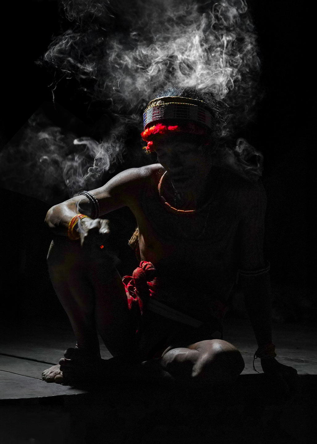 Homme spirituel fumée Mentawai Indonésie – photographie culturelle