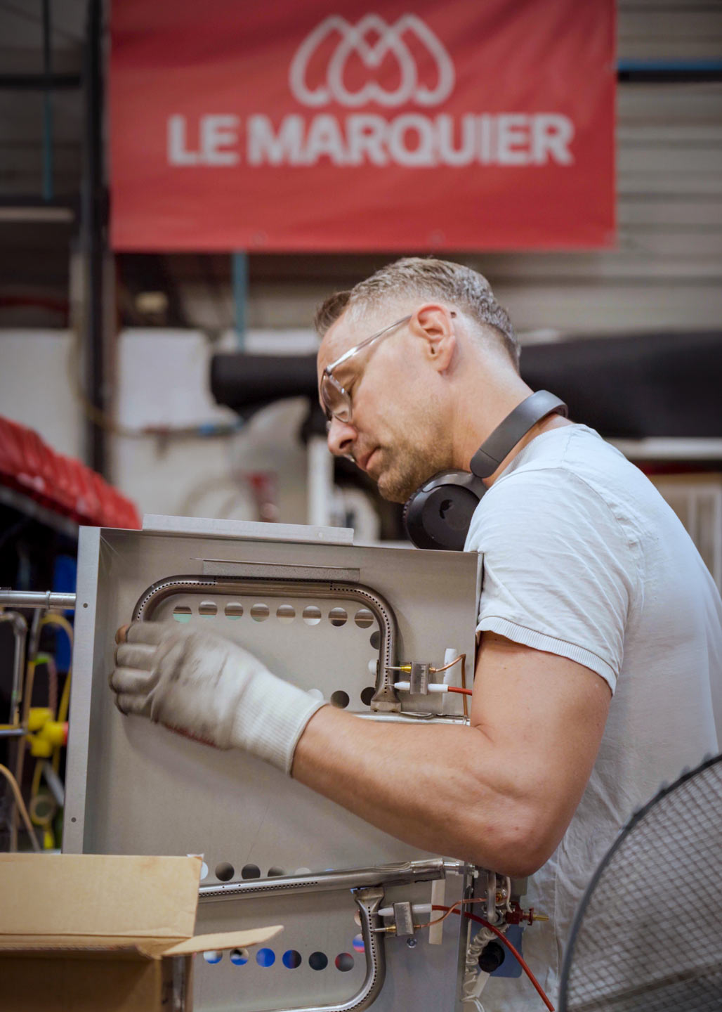 Ouvrier à l'usine Le Marquier Barbecue - photographe d'entreprise