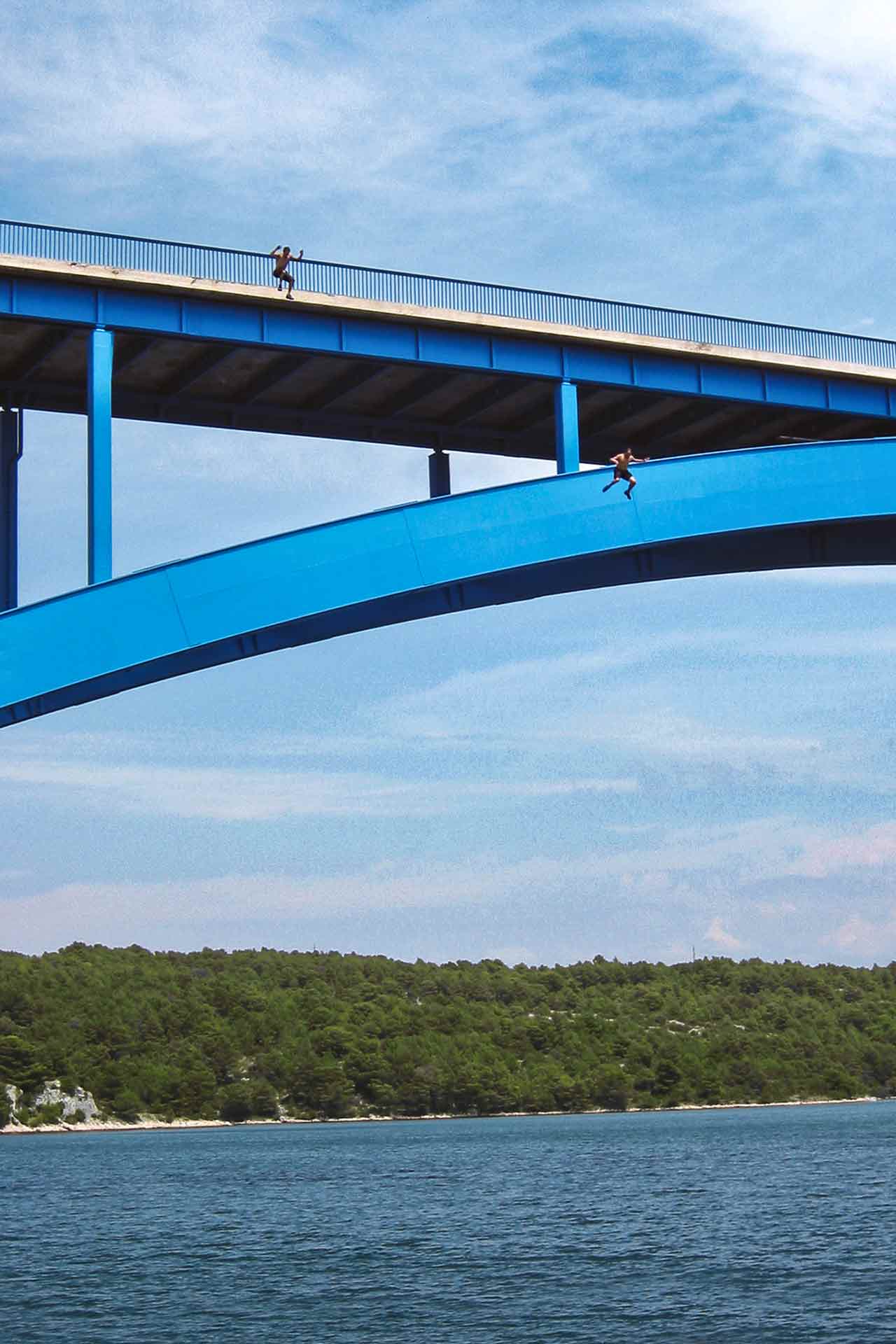 Saut d'un pont très haut, Croatie - photographie d'action
