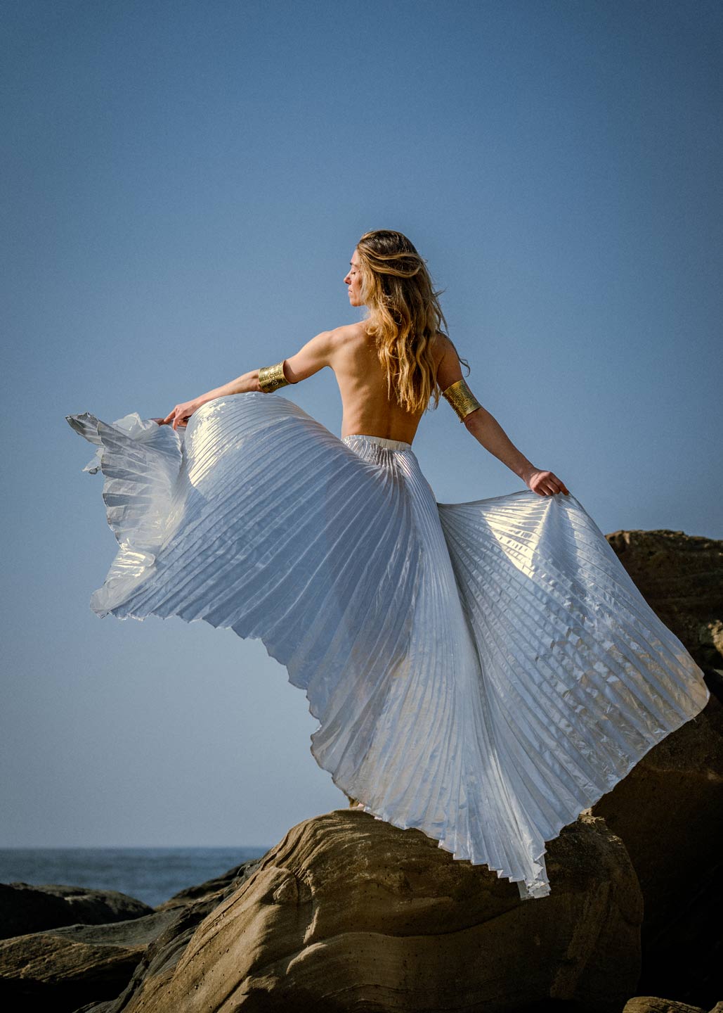Femme avec oiseau côte basque – photographie créative