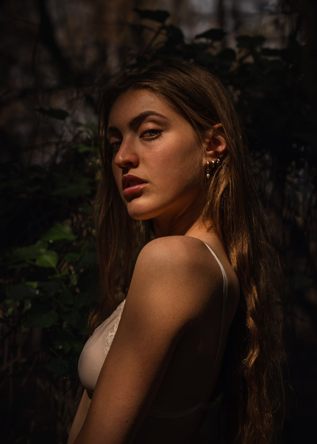 Portrait mode femme en pénombre Pays Basque