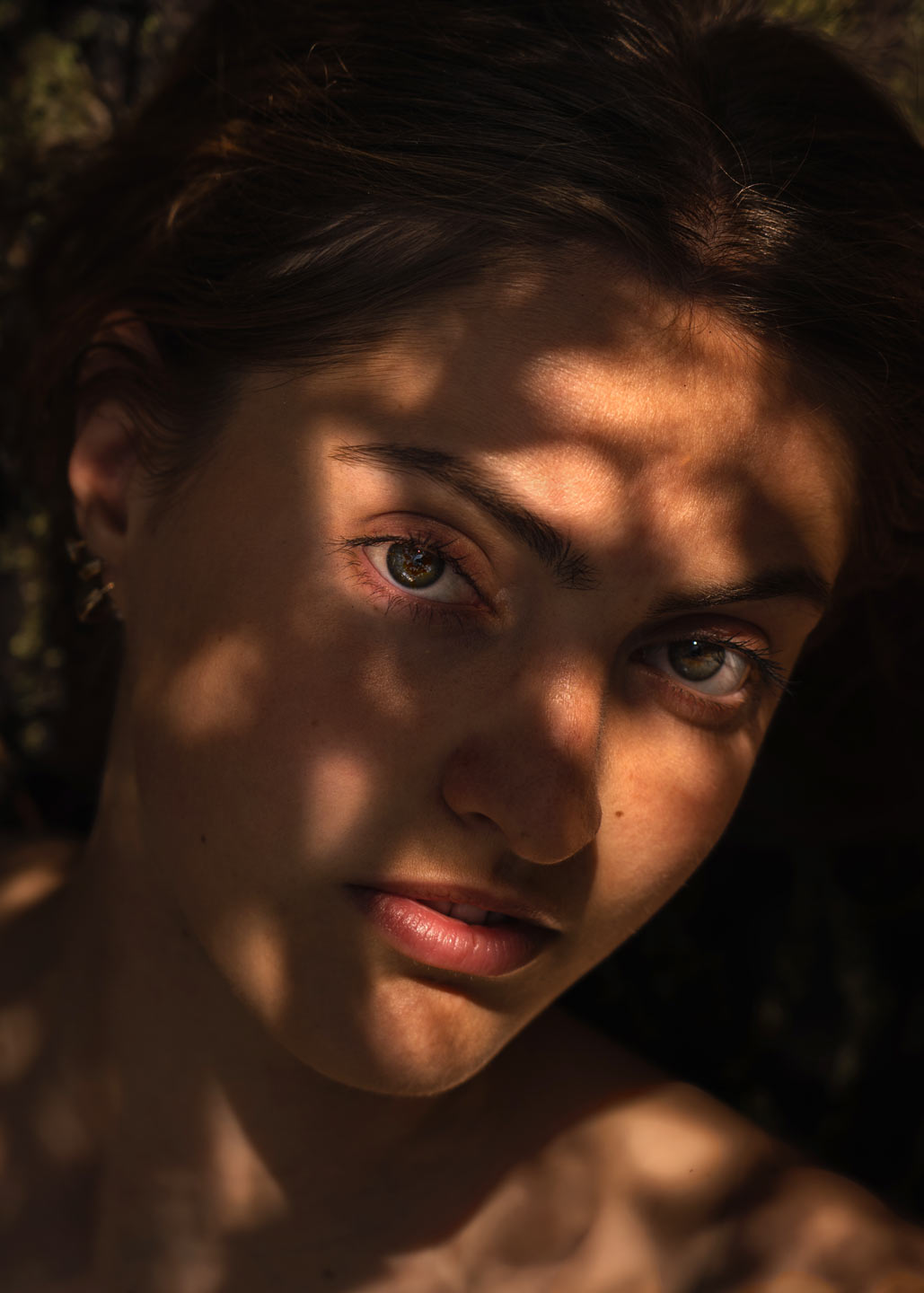 Portrait mode femme en pénombre Pays Basque