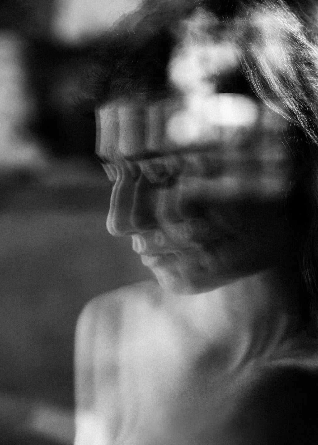Portrait femme reflet dans une vitre