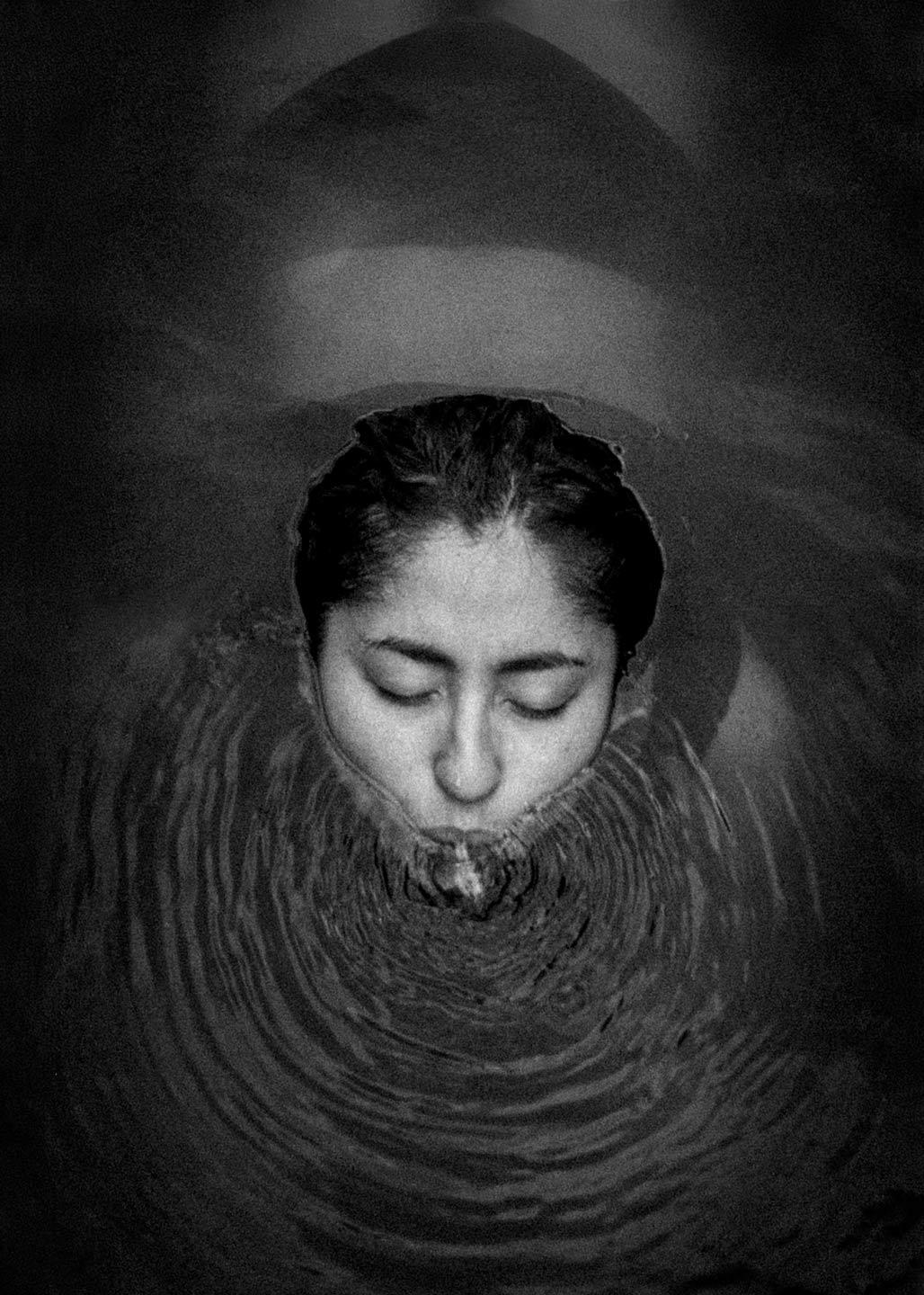 femme dans l'eau fait des bulles - portrait féminin