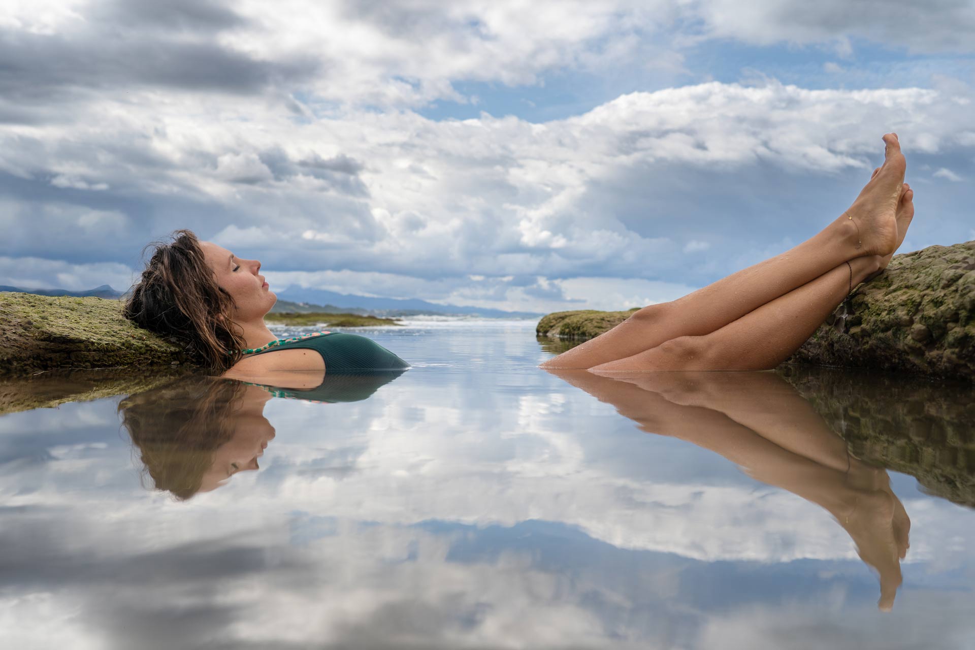 Portrait femme dans l'eau en reflet - photographie onirique