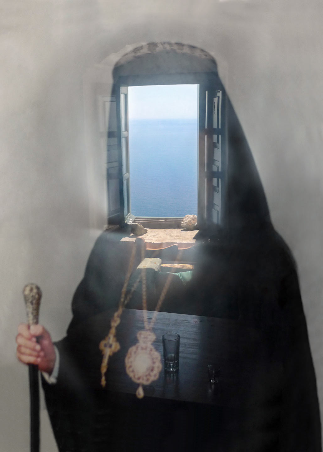 Moine surréaliste en Grèce – photo artistique par Antoine Masure