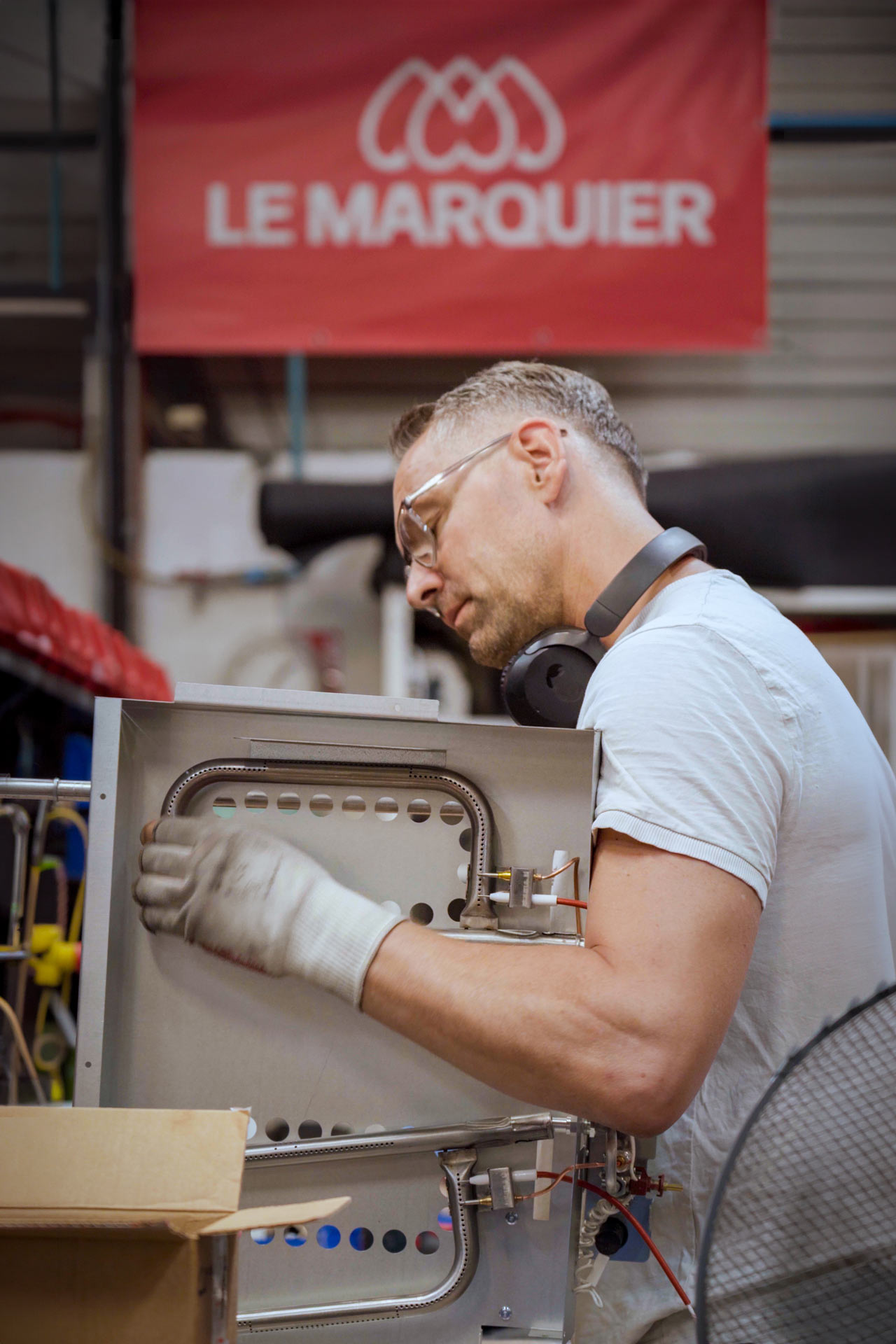 Ouvrier à l'usine Le Marquier Barbecue - photographe d'entreprise