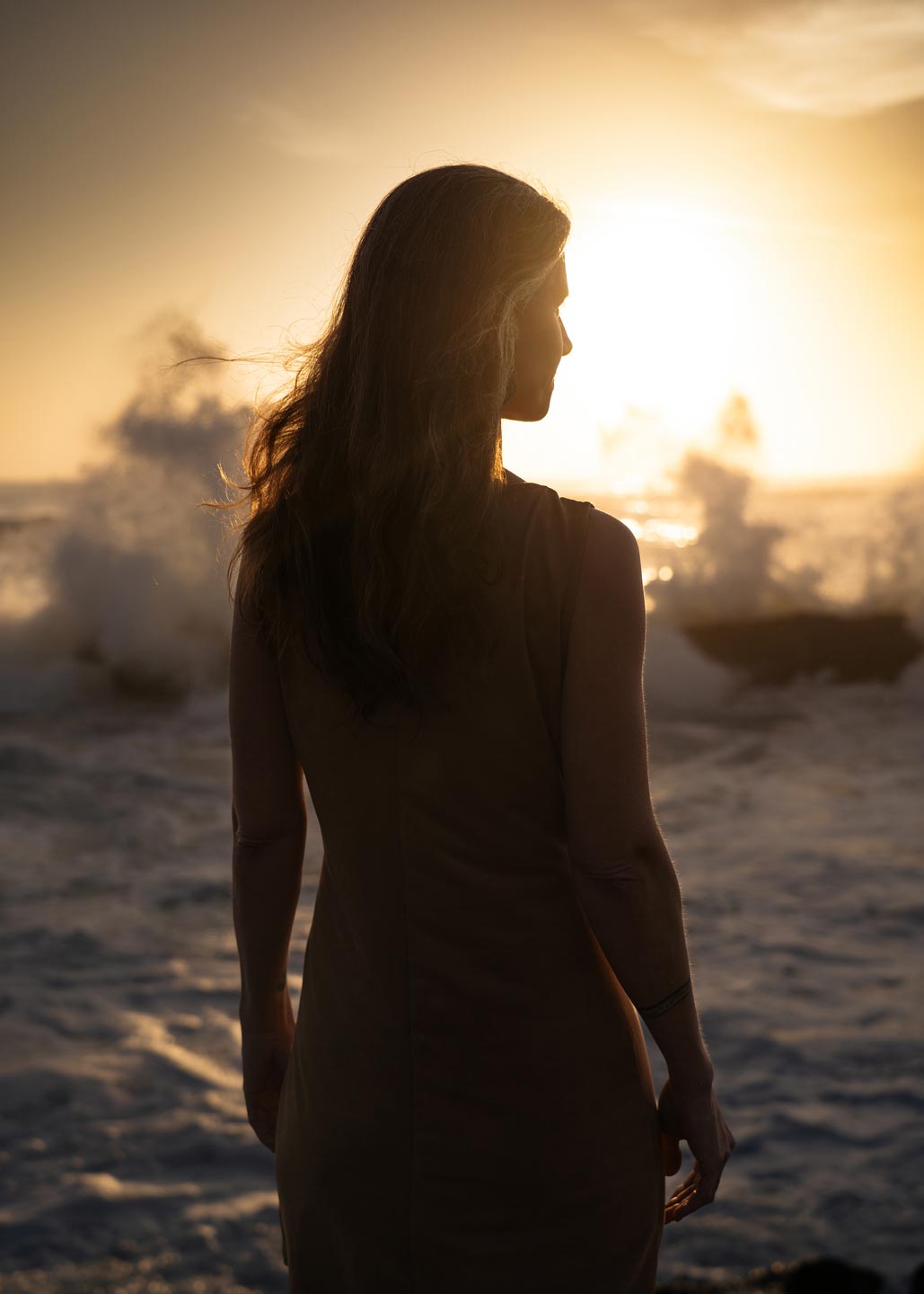 Portrait professionnel Sandra énergéticienne devant vagues, Biarritz