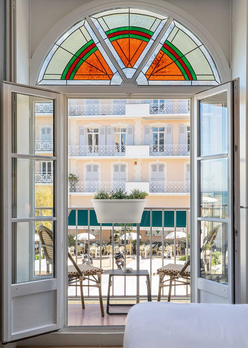 Fenêtre chambre hôtel Biarritz – Antoine Masure, photographe immobilier